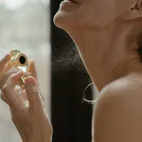 Simak cara memakai parfum dengan benar agar wangi tahan lama. (pexels.com/Ron Lach)