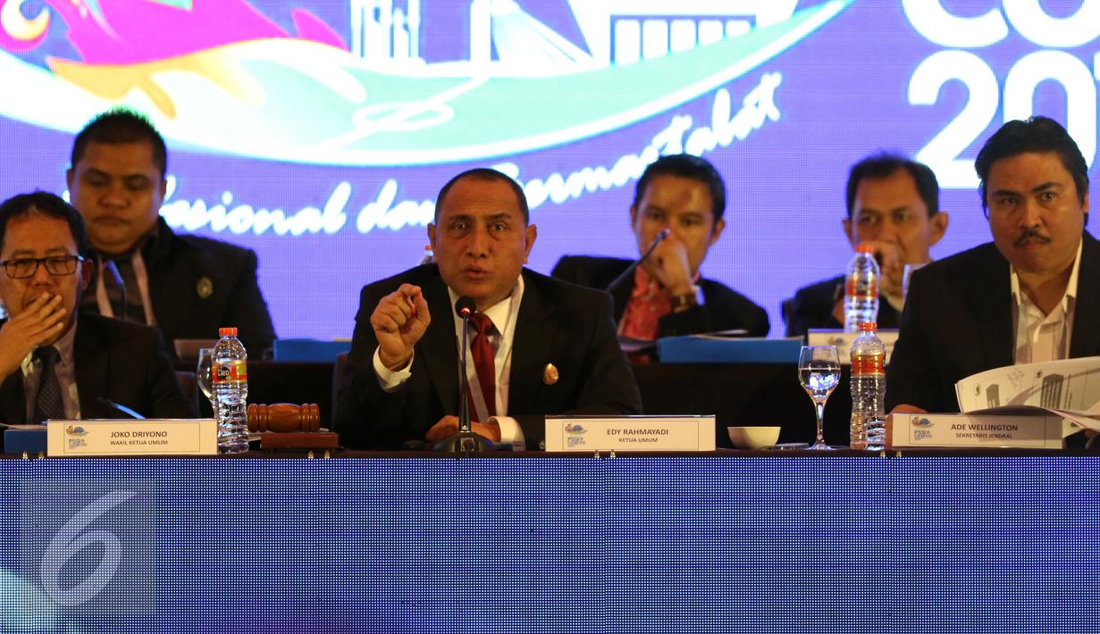 Ketua Umum PSSI, Edy Rahmayadi (tengah) menyampaikan pendapat saat Kongres PSSI 2017 di Bandung, Minggu (8/1). Salah satu yang dibahas adalah pencabutan hukuman kepada klub atau individu anggota PSSI. (Liputan6.com/Helmi Fithriansyah)