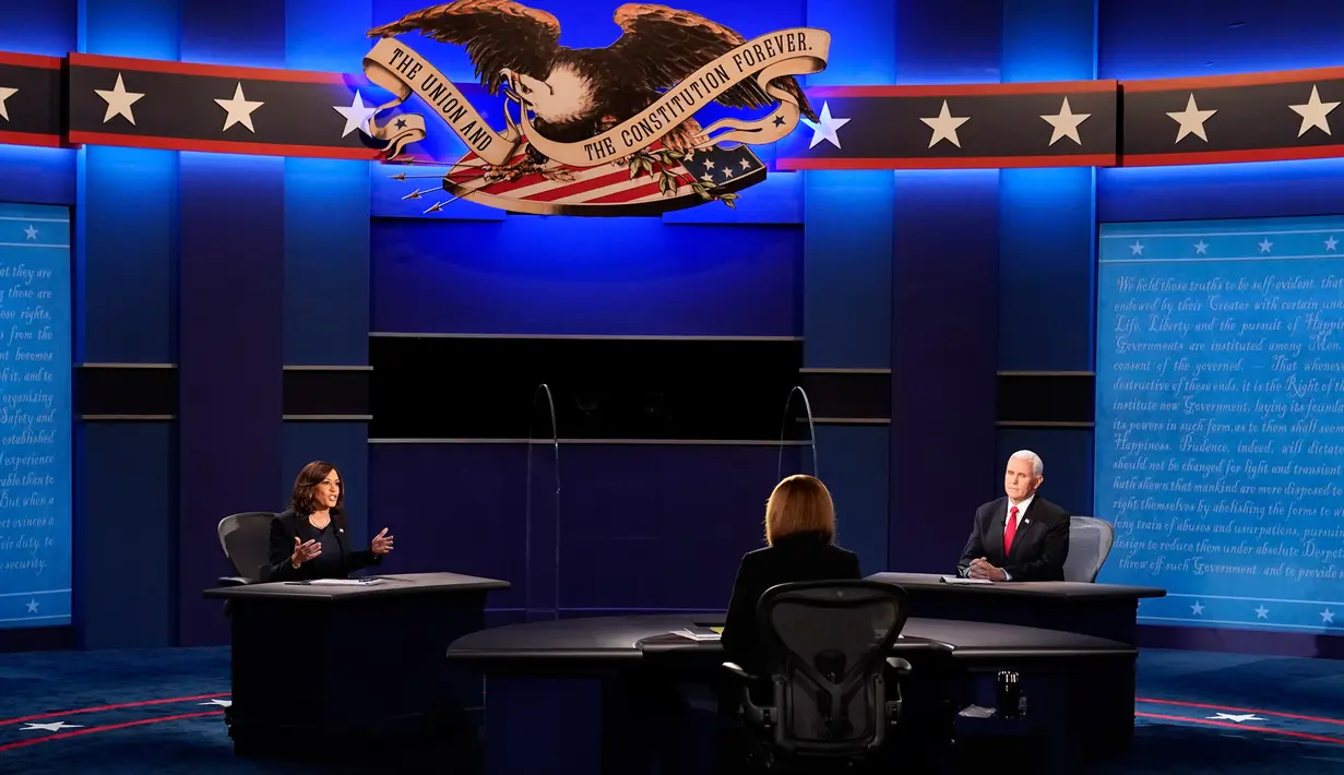 Wakil Presiden Mike Pence mendengarkan saat penantangnya, Senator Kamala Harris dari Partai Demokrat mengemukakan pendapat selama Debat cawapres Amerika Serikat di Kingsbury Hall, Universitas Utah di Salt Lake City, Rabu (7/10/2020).  (AP Photo/Patrick Semansky)