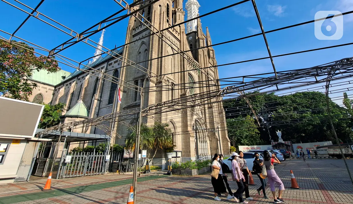 Suasana persiapan Natal di Gereja Katedral Jakarta, Selasa (20/12/2022). Sepekan jelang perayaan Natal gereja Katedral bersiap menghias gereja dengan pernak-pernik  Natal. (Liputan6.com/Johan Tallo)