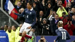 Bek Prancis, Raphael Varane (kiri) merayakan selebrasi usai mencetak gol ke gawang Brasil saat laga persahabatan di Stade de France, Prancis, Jumat (27/3/2015 ). Brasil menang 3-1 atas Prancis. (REUTERS/Charles Platiau)