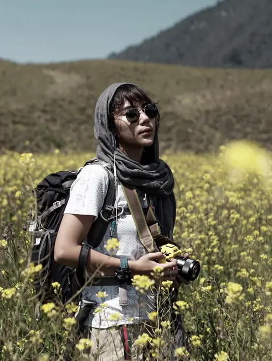 Cukup banyak gunung yang telah ia daki dan sabana yang telah ia jelajahi. Salah satunya adalah Gunung Semeru, Rinjani, Kerinci, Merbabu dan Gede Pangrango. Ia pun memiliki banyak fans yang kagung terhadap gayanya saat naik gunung. (Liputan6.com/IG/@adindathomas)