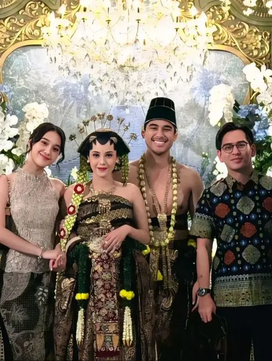 Azof Rangga tampil menawan kenakan kemeja lengan pendek motif batik.  [@azofranggah].