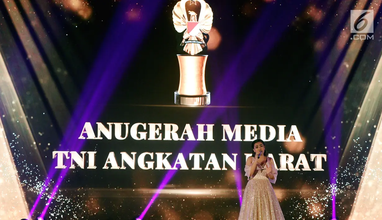 Penyanyi Kamasean Matthews tampil menghibur dalam acara Silaturrahmi Kasad dengan Forum Pemred dan Anugerah Media TNI AD di Jakarta, Rabu (21/2). Dalam kegiatan itu, TNI AD juga memberikan penghargaan kepada rekan-rekan media. (Liputan6.com/Johan Tallo)