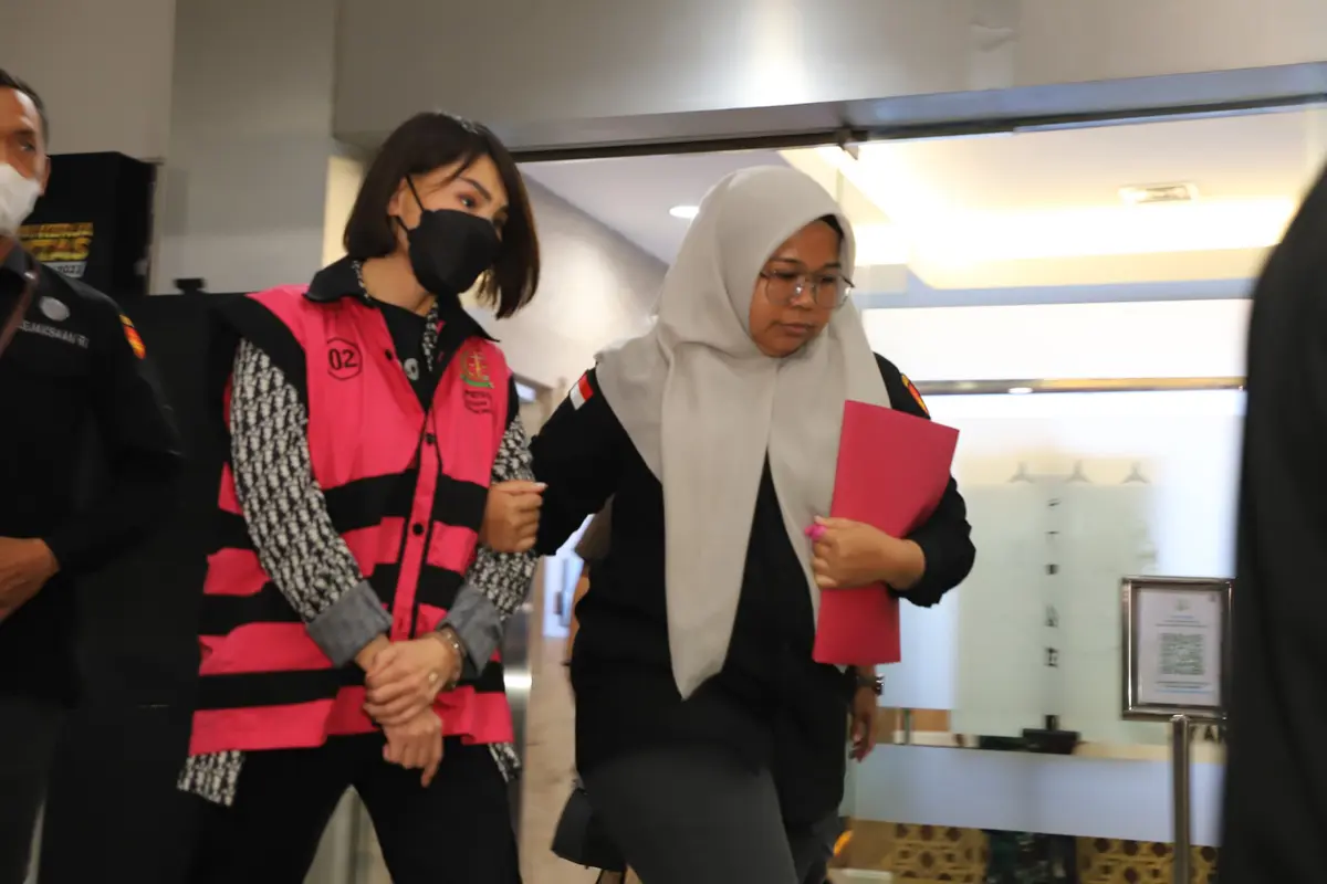 Crazy rich Helena Lim ditetapkan menjadi tersangka kasus dugaan korupsi tata niaga komoditas timah wilayah Izin Usaha Pertambangan (IUP) PT Timah Tbk tahun 2015-2022. (Merdeka.com/Bachtiarudin Alam)