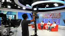 Seorang Kameramen saat mengambil gambar saat wawancara mengenai film Jendral Soedirman di Live Streaming Bincang Sore Liputan6.com, Jakarta, Senin (31/8/2015).( Liputan6.com/Panji Diksana)