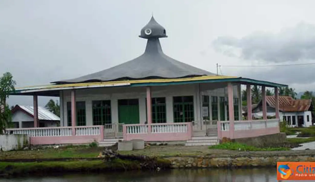 Citizen6, Sulawesi: Mesjid yang terletak di Jalan Sungai Tangka, Kabupaten Sinjai, Sulawesi Selatan memiliki bentuk menara yang tak lazim dilihat pada mesjid mana pun. (Pengirim: Syarief)