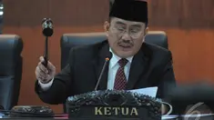 Jimly Asshiddiqie saat menjadi pemimpin sidang pelanggaran kode etik di Ruang Sidang DKPP, Jakarta, Selasa (11/11/2014) (Liputan6.com/Herman Zakharia)