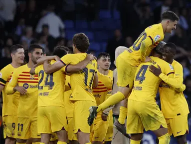 Para pemain Barcelona melakukan selebrasi usai pertandingan sepak bola La Liga Spanyol antara Espanyol dan Barcelona di Stadion RCDE, Barcelona, Spanyol, Minggu (14/5/2023). (AP Photo/Joan Monfort)