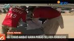 Sementara yang masih bisa beraktivitas kerap harus membasahi diri untuk mengatasi suhu udara Karachi hari Selasa yang mencapai 44 derajat celsius.