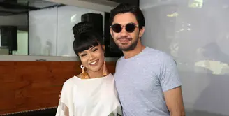 Penyanyi dan pencipta lagu Yura Yunita mengaku beruntung bisa menggandeng salah satu aktor terbaik Tanah Air, Reza Rahadian dalam menggarap video klip Intuisi. (Nurwahyunan/Bintang.com)