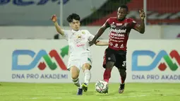 Gelandang berkebangsaan Jepang itu memang termasuk pemain yang tampil konsisten selama kompetisi. Dia menjadi fenomena lantaran langsung moncer bersama Bajul Ijo di musim perdananya berlaga di BRI Liga 1. (Bola.com/M Iqbal Ichsan)