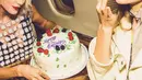 Taylor membuat suprise di hari ulang tahun Gigi, dengan memberikan kue tart dan merayakan bersama. (instagram/Bintang.com)