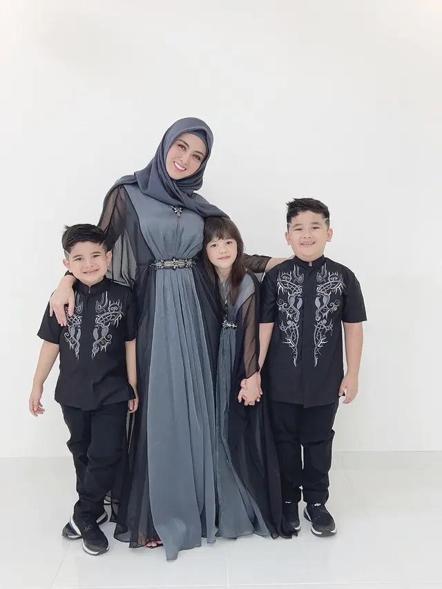 Dhena Devanka Bareng Tiga Anaknya