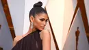 Aktris Zendaya berpose saat menghadiri acara Piala Oscar 2018 di Dolby Theatre di Los Angeles, AS (4/3). (Photo by Jordan Strauss/Invision/AP)