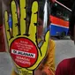 Stiker kampanye yang dibagikan pada anak jalanan saat pendataan &amp; penyuluhan oleh Dinsos DKI Jakarta, Kamis (21/1). Pendataan guna melindungi anak jalanan dari kekerasan maupun pelecehan.(Antara)