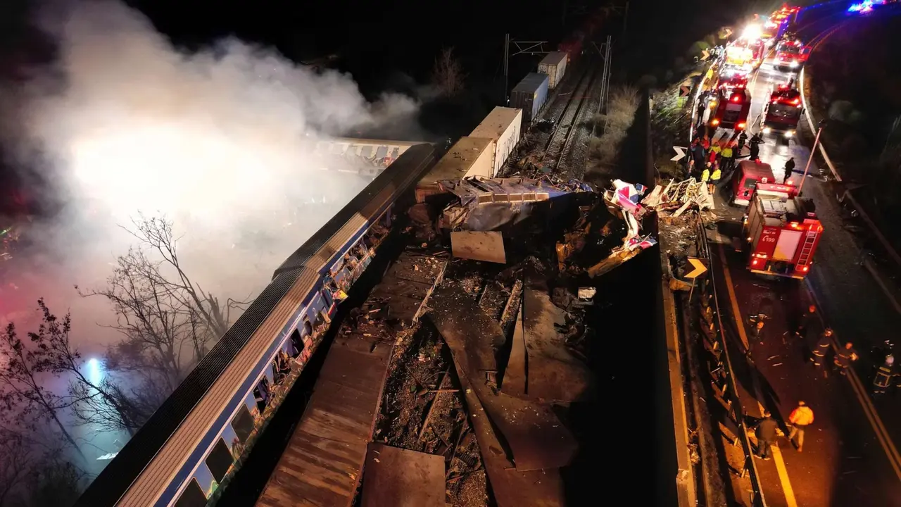 Asap mengepul dari kereta saat petugas pemadam kebakaran dan penyelamat beroperasi pada 1 Maret 2023, setelah tabrakan 2 kereta di dekat Kota Larissa, Yunani, Selasa 28 Februari 2023 malam. (Vaggelis Kousioras/AP)