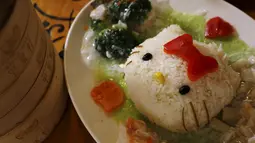 Hidangan nasi yang dihiasi karakter Hello Kitty disajikan dengan saus bayam di restoran di Hong Kong, China, Kamis (21/5/2015). Rencananya, restoran ini akan resmi dibuka pada 1 Juni mendatang.. (REUTERS/Bobby Yip)