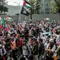 Mereka mengenakan pakaian bernuansa putih hitam dengan atribut seperti syal dan bendera Palestina. (Liputan6.com/Faizal Fanani)