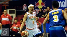 Pebasket Pelita Jaya, Julius Achmad Faisal (kiri) mencoba melewati hadangan pemain Bimasakti, Panji Iqbal Winarya saat laga Indonesia Basketball League 2015-2016 di Jakarta, Rabu (13/1/2016). Pelita Jaya unggul 86-36. (Liputan6.com/Helmi Fithriansyah)