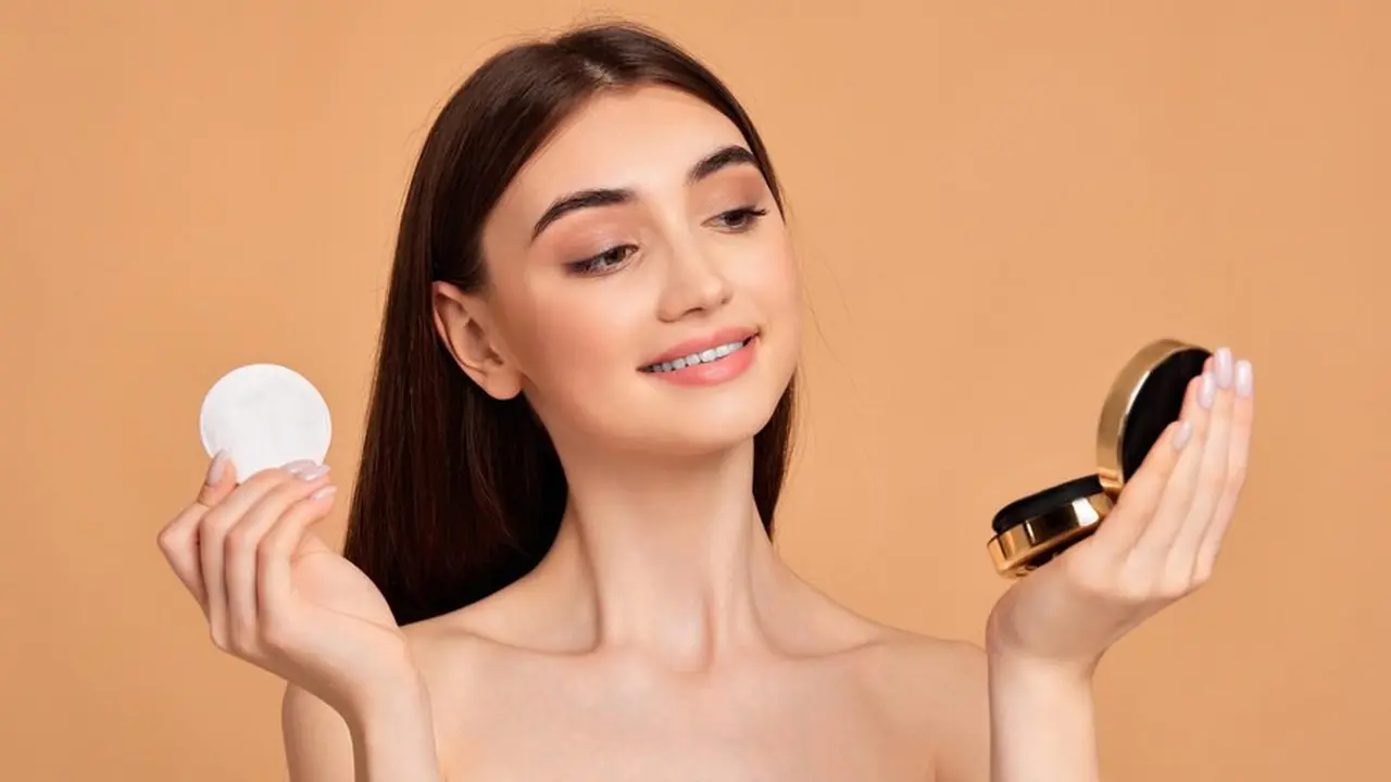 Seorang perempuan sedang bercermin (Foto Dok: Freepik/erstudio)
