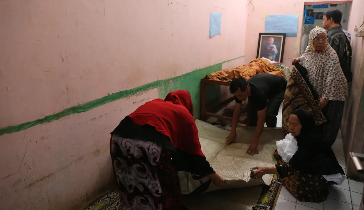 "Rata-rata paling Rp2 juta jadi bintang tamu. Sinetron ada yang Rp3 juta, ada juga yang Rp4 juta. Makin ke mari makin susah. Sering kelaparan juga, kadang dua atau tiga hari aku datang berbuat apa yang bisa meringankan," jelas Darsih. (Adrian Putra)