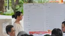 Dengan berbaju putih, Ayushita terus mengikuti dan mencatat hasil perolehan suara di TPS 026 (Liputan6.com/Herman Zakharia)