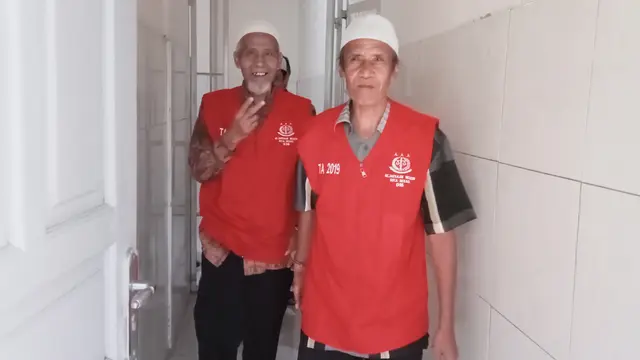 Wowon cs berpose dua jari usai menjalani sidang beragendakan pembacaan tuntutan jaksa di Pengadilan Negeri Kota Bekasi. (Foto: Liputan6.com/Bam Sinulingga)