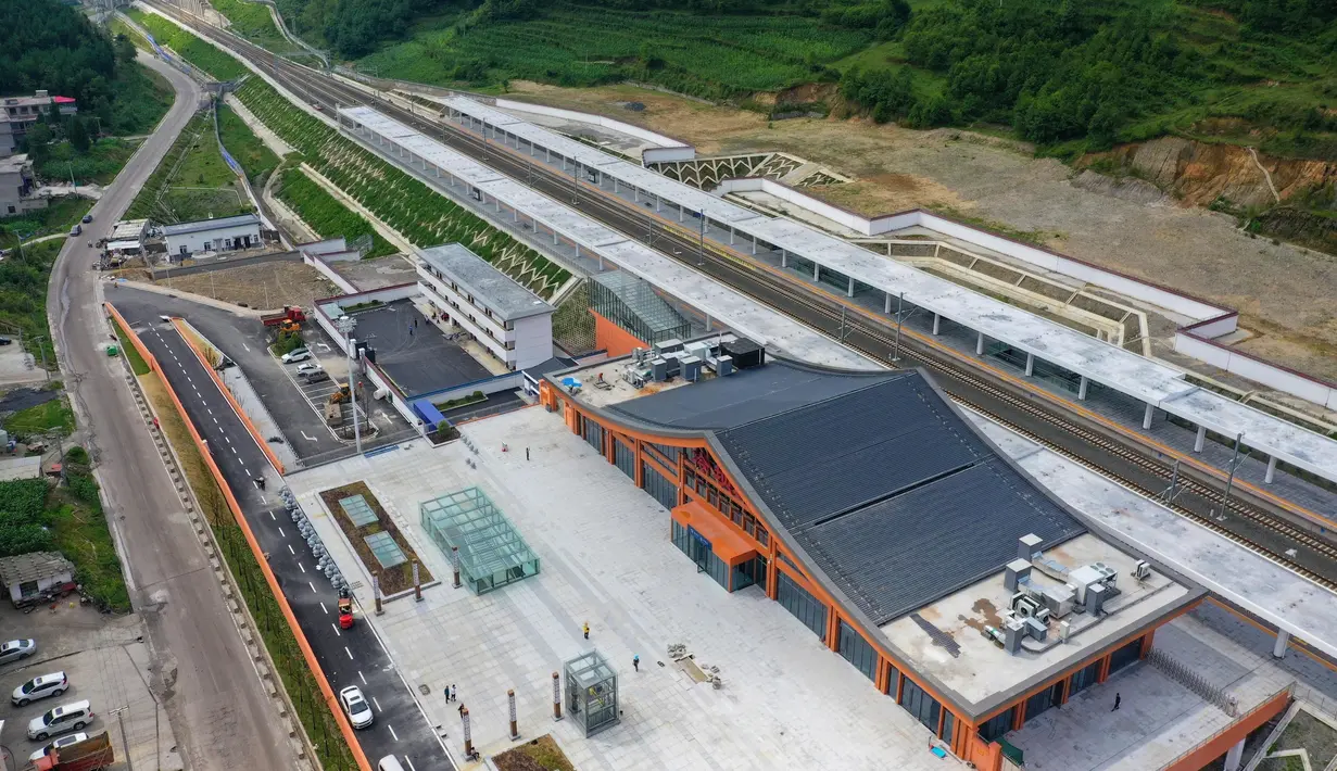 Foto dari udara menunjukkan Stasiun Kereta Lengba yang ada di jalur kereta antarkota Anshun-Liupanshui di Provinsi Guizhou, China, Senin (6/7/2020). Jalur kereta ini akan mempersingkat waktu perjalanan antara Guiyang dan Liupanshui dari saat ini 3,5 jam menjadi sekitar 1 jam. (Xinhua/Liu Xu)