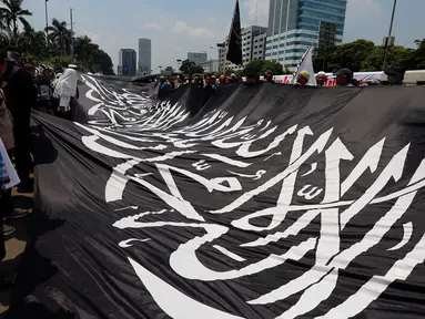 Ormas Islam membentangkan bendera saat menggelar aksi unjuk rasa di depan Gedung DPR, Jalan Gatot Subroto, Jakarta, Selasa (24/10). Aksi tolak Perppu No 2 tahun 2017 tentang Ormas tersebut digalang oleh sejumlah ormas. (Liputan6.com/JohanTallo)