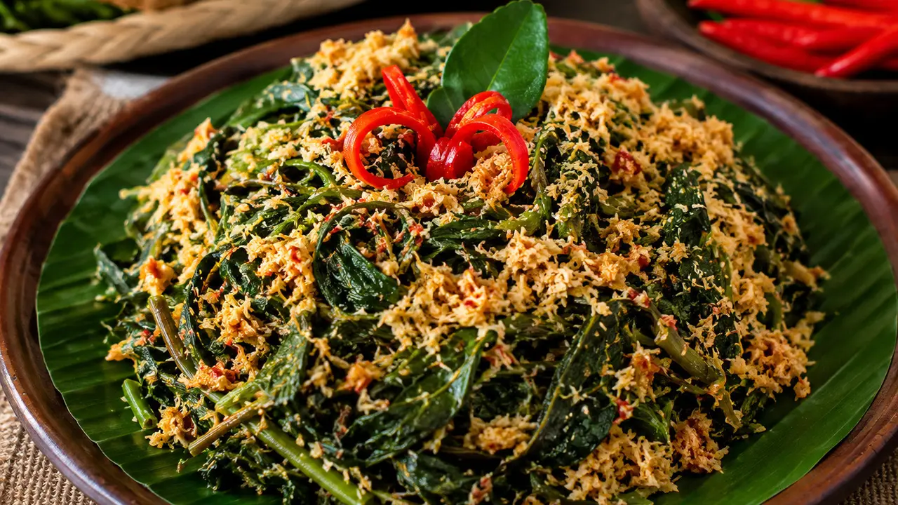 Urap Daun Pepaya Anti Pahit dengan Bumbu Kelapa yang Harum