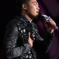 Irwan melaju di babak 4 besar Dangdut Academy 2 (Foto: Desmond Manullang)