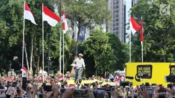 Calon presiden nomor urut 01, Joko Widodo bersepeda saat menghadiri Deklarasi Alumni UI untuk Jokowi-Amin di Plaza Tenggara GBK, Jakarta, Sabtu (12/1). Deklarasi dihadiri perwakilan alumni dari berbagai kampus. (Liputan6.com/Helmi Fithriansyah)