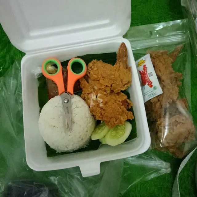 6 Potret Beli Makanan Dapat 'Hadiah' Barang Ini Bikin Kaget Sekaligus Heran
