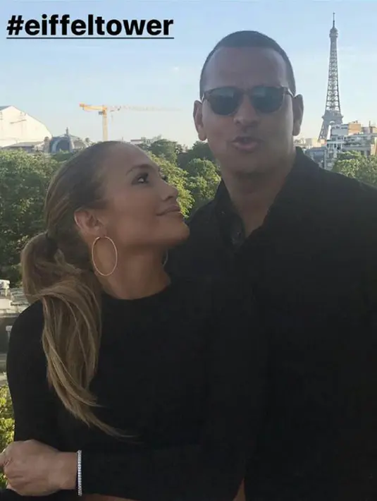 Beberapa potret liburan mereka pun diunggah ke Instagram JLo dan juga instagram storynya. Terlihat keduanya selalu memamerkan kemesraan mereka sebagai sepasang kekasih yang sedang dimabuk cinta. (Instagram/Jlo)