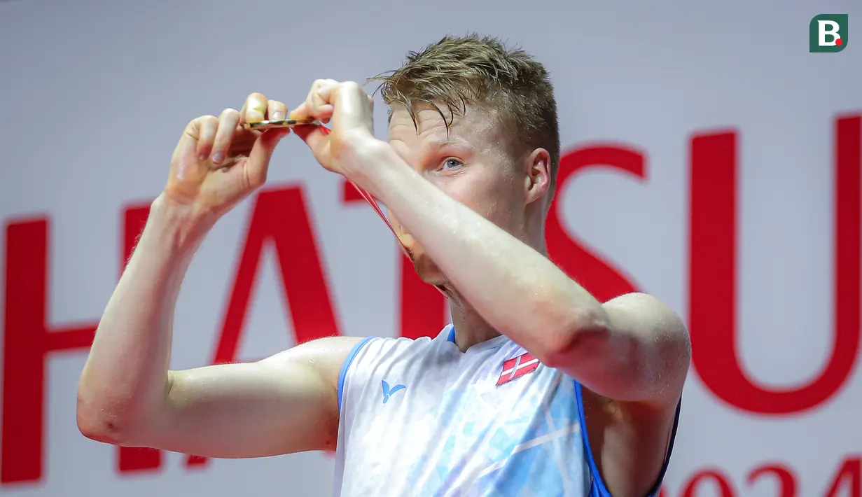 Pebulutangkis tunggal putra Denmark, Anders Antonsen mengangkat medali emasnya setelah memenangkan Indonesia Masters 2024 melawan pebulutangkis Kanada, Brian Yang di Istora Senayan, Jakarta, Minggu (28/01/2024). (Bola.com/Bagaskara Lazuardi)