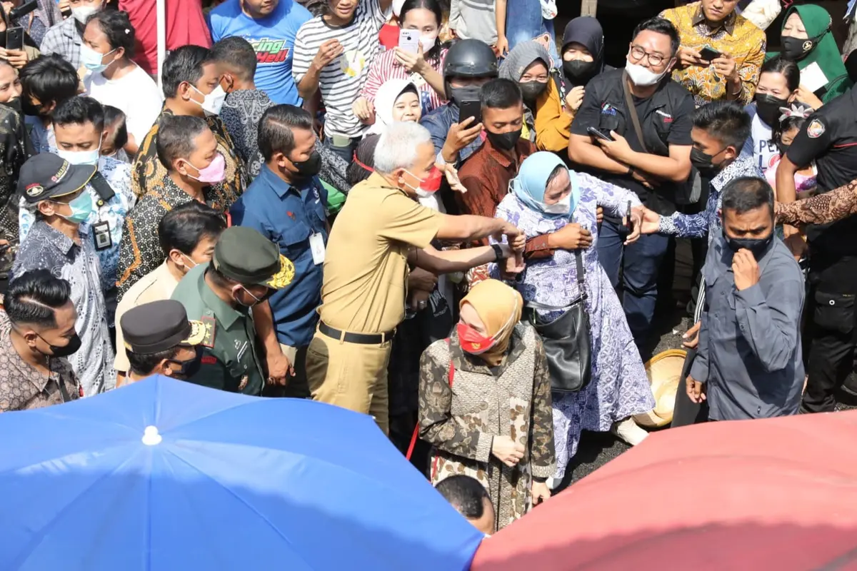 Gubernur Jateng Ganjar Pranowo mendampingi Presiden Jokowi di Pasar Peterongan, Semarang, Jawa Tengah. (Foto: Liputan6.com/Pemprov Jateng)