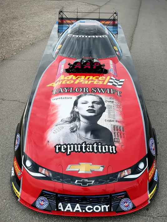 Mobil balap Chevrolet Camaro SS yang didesain dengan sampul album terbaru Taylor Swift "Reputation" disiapkan di Las Vegas, Nevada (10/11). Album ke-6 Taylor Swift terdiri dari 15 lagu. (AFP Photo/Getty Images/AFP)