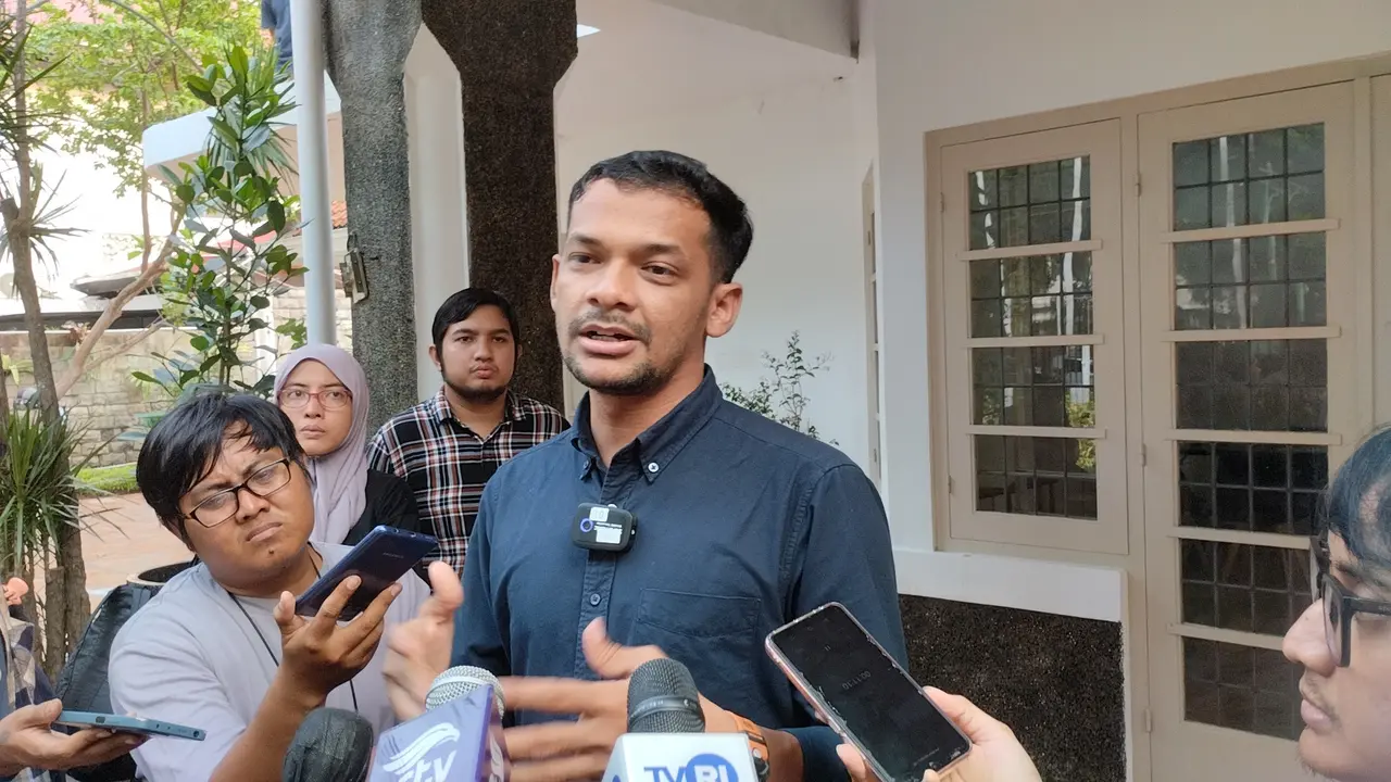 Juru Bicara (Jubir) Timnas AMIN, Usamah Abdul Aziz di Rumah Perubahan, Jalan Diponegoro, Jakarta Pusat, Kamis (30/11/2023). (Liputan6.com/Winda Nelfira)