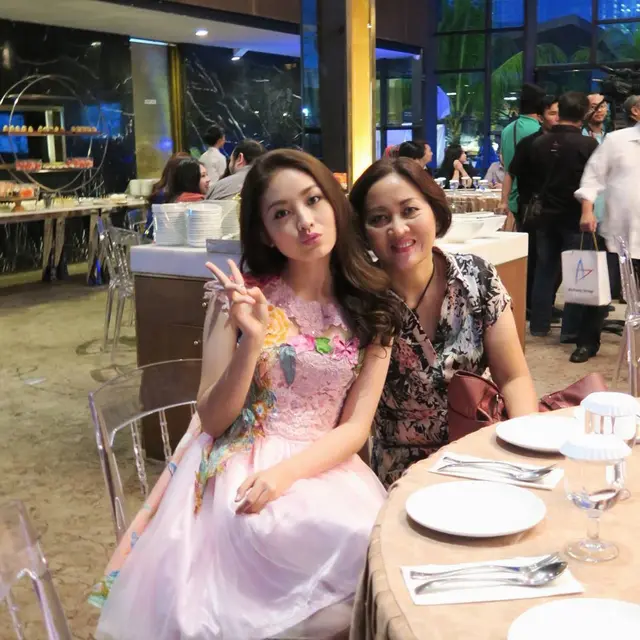 Setia Menemani, Ini 6 Potret Kedekatan Natasha Wilona dan Sang Ibunda