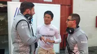 Pebalap Manor Racing asal Indonesia, Rio Haryanto, berdiskusi dengan kru Manor Racing seusai latihan bebas ketiga F1 GP Spanyol di Sirkuit Catalunya, Spanyol, Sabtu (14/5/2016). (Bola.com/Reza Khomaini)
