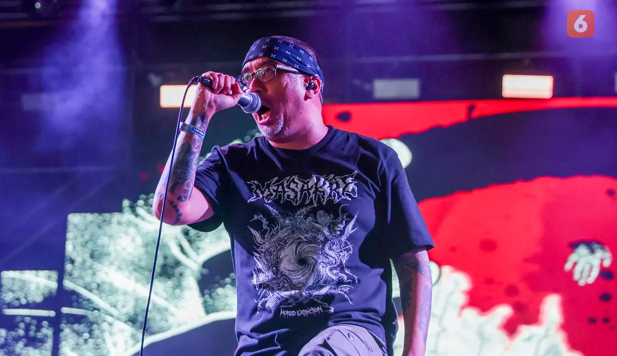 Penampilan Arian Seringai pada pembukaan Soundrenaline 2026 bertajuk Soundrenaline Sana Sini di Blok M District, Jakarta Selatan, Sabtu (18/7/2026). Festival musik ini akan digelar di lima kota hingga November 2026 dengan menghadirkan musisi internasional dan musisi Indonesia lintas generasi. (KLY/Budy Santoso)