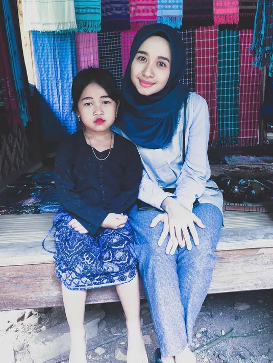 Ia mengaku kagum dengan anak-anak di Baduy. Lantaran saat umur 5 tahun mereka sudah bisa mengurus diri sendiri seperti mencuci baju dan menyiapkan makan. (Foto: instagram.com/laudyacynthiabella)