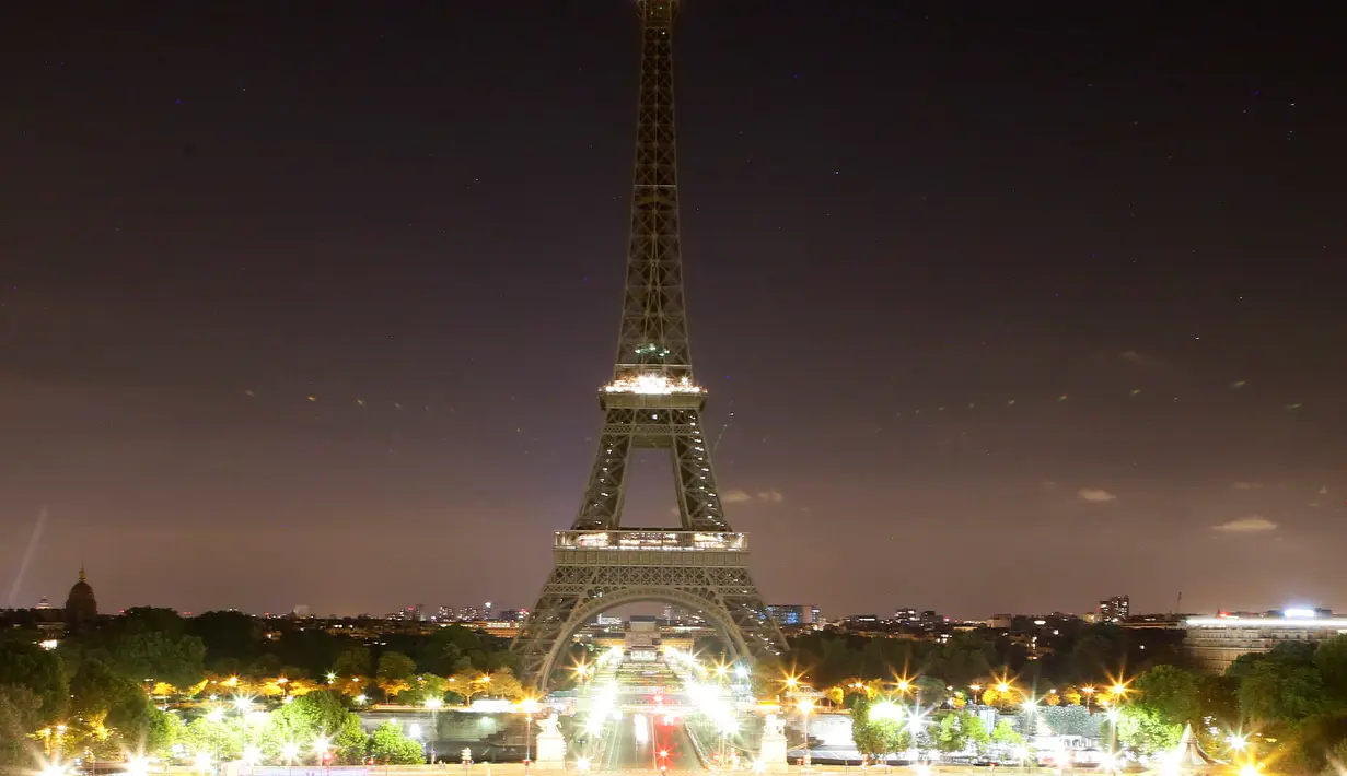 Otoritas Prancis memadamkan lampu Menara Eiffel di Paris, Rabu (24/5) dini hari. Hal tersebut dilakukan sebagai bentuk penghormatan dan duka cita atas serangan bom pada konser penyanyi Ariana Grande di Manchester Arena, Inggris. (AP Photo/Francois Mori)