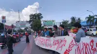 Aktivis di Makassar Bagikan Mawar Putih (Fauzan/Liputan6.com)