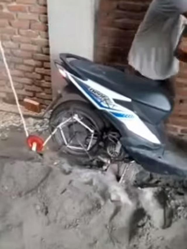 Kumpulan Potret Penyalahgunaan Sepeda Motor, Insinyur Pabrikan Dijamin Menangis Melihatnya (Instagram/@unconditionaldesign)