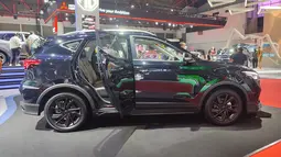 Bagian samping yang tampak keren dengan warna yang gelap, Mobil berkapasitas lima penumpang ini juga dilengkapi Velg Tomahawk Sporty Alloys ukuran 17 inci yang juga diwarnai hitam membuat mobil tambah keren.