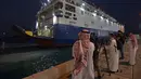 Arab Saudi telah menerima beberapa gelombang pengungsi melalui udara dan laut, dimulai dengan kapal yang tiba di Jeddah pada hari Sabtu lalu membawa 150 orang termasuk diplomat dan pejabat asing. (AFP/Amer Hilabi)