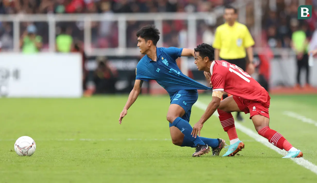 Pemain Timnas Indonesia, Pratama Arhan (kanan) berebut bola dengan pemain Thailand, Channarong Promsrikaew dalam laga matchday ketiga Grup A Piala AFF 2022 di Stadion Utama Gelora Bung Karno, Senayan, Jakarta, Kamis (29/12/2022) sore WIB. Channarong Promsrikaew, pemain milik Chonburi FC yang selalu tampil dalam 4 laga Timnas Thailand U-22 di SEA Games 2023 dengan torehan 3 assist ini memiliki nilai pasar sebesar 250 ribu euro atau setara Rp4,03 miliar. (Bola.com/Bagaskara Lazuardi)