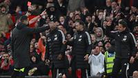 Kavanagh juga mengeluarkan kartu merah untuk pelatih Fulham, Marco Silva (kanan) yang melakukan protes secara berlebihan. (AFP/Paul Ellis)